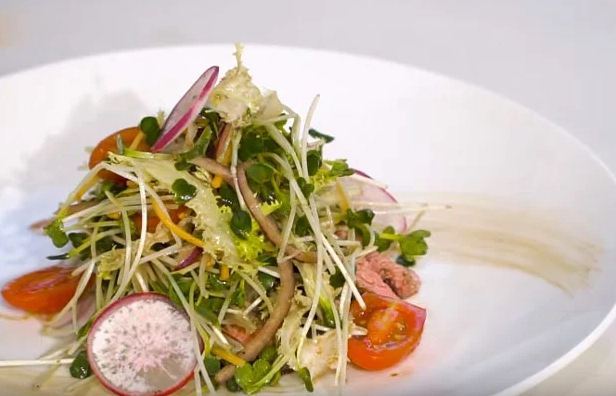 Đĩa salad rau mầm kết hợp với thịt bò áp chảo thơm lừng