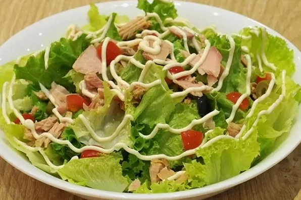 Đĩa salad xà lách trộn mayonnaise tươi xanh hấp dẫn vô cùng bắt mắt