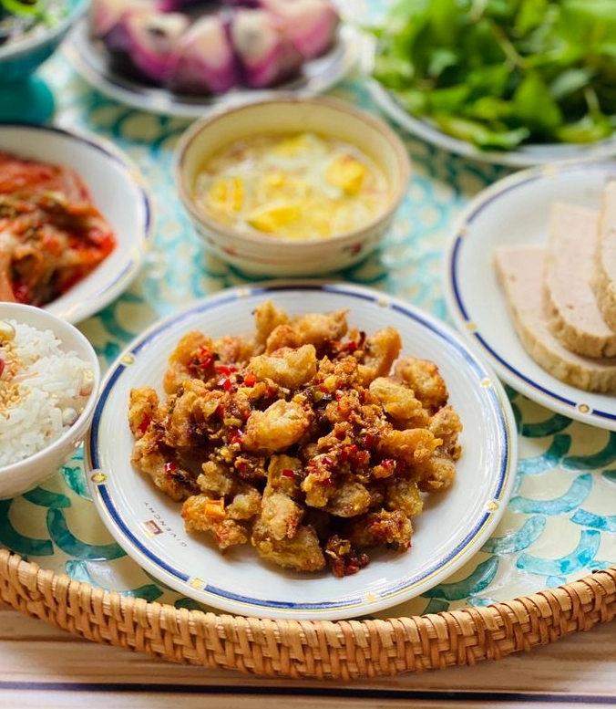 Đĩa sụn gà bơ tỏi ớt được trình bày đẹp mắt vô cùng hấp dẫn sẵn sàng dọn lên bàn tiệc