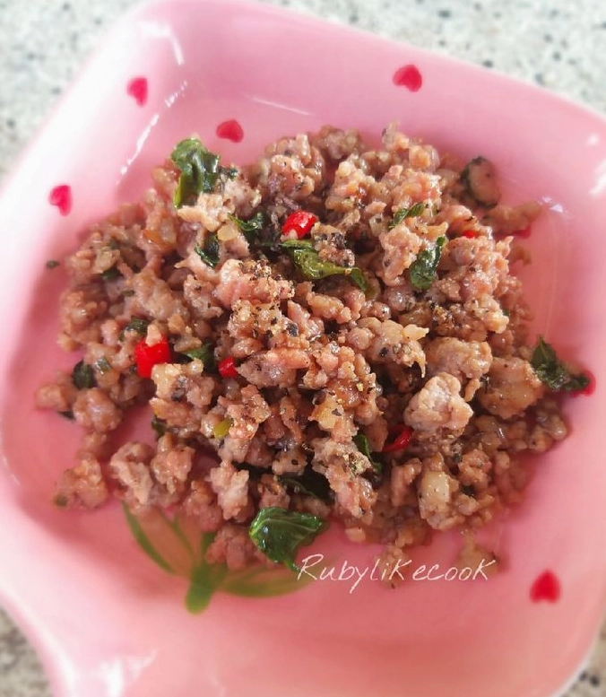 Đĩa thịt băm xào lá quế kiểu Thái hoàn chỉnh