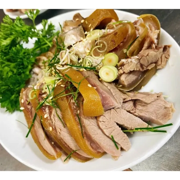 Đĩa thịt dê ủ trấu thành phẩm thái mỏng đẹp mắt