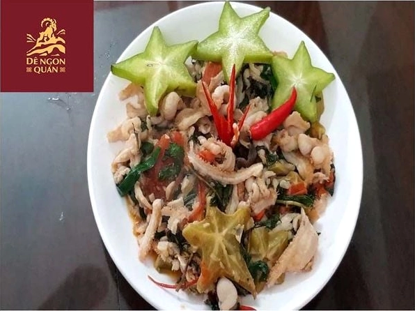 Đĩa thịt dê xào khế chua hấp dẫn được trình bày đẹp mắt trên bàn ăn