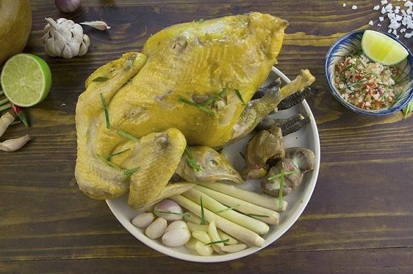 Đĩa thịt gà hấp tỏi nguyên củ vàng ươm bóng bẩy tỏa hương thơm lừng
