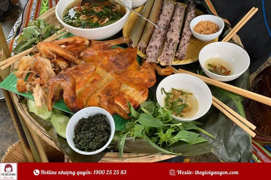 Đĩa thịt gà nướng lá é đậm vị rừng được chặt miếng vừa ăn xếp gọn gàng