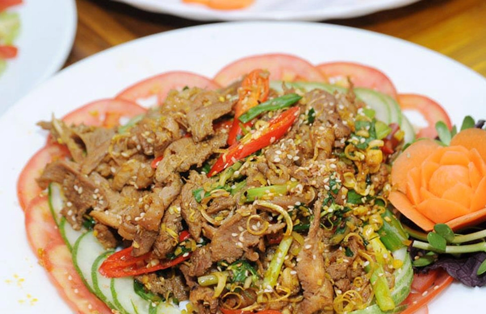 Đĩa thịt heo xào lăn vàng ươm hấp dẫn ăn kèm bánh mì