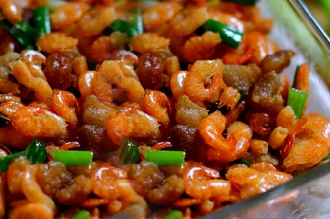 Đĩa tôm đồng rang thịt ba rọi cháy cạnh thơm lừng màu sắc bắt mắt