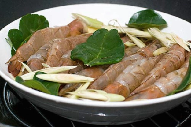 Đĩa tôm hấp lá chanh nóng hổi thơm lừng
