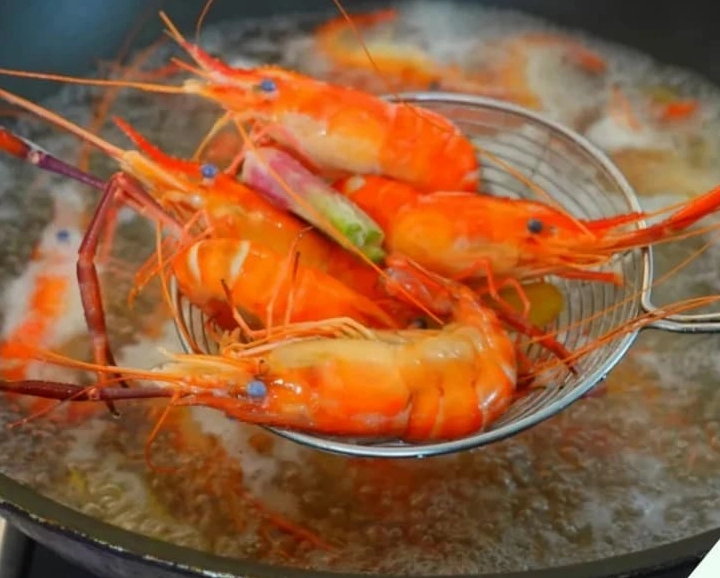 Đĩa tôm luộc lá dứa màu đỏ au vô cùng bắt mắt
