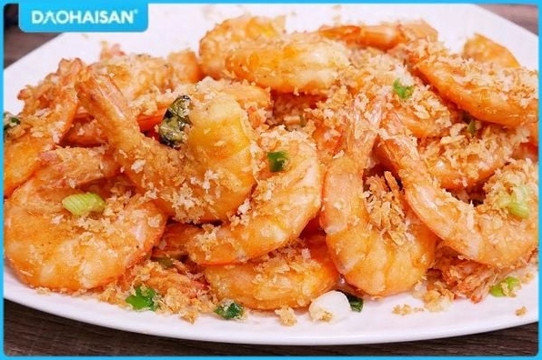 Đĩa tôm rang muối vàng ươm giòn rụm vô cùng bắt mắt