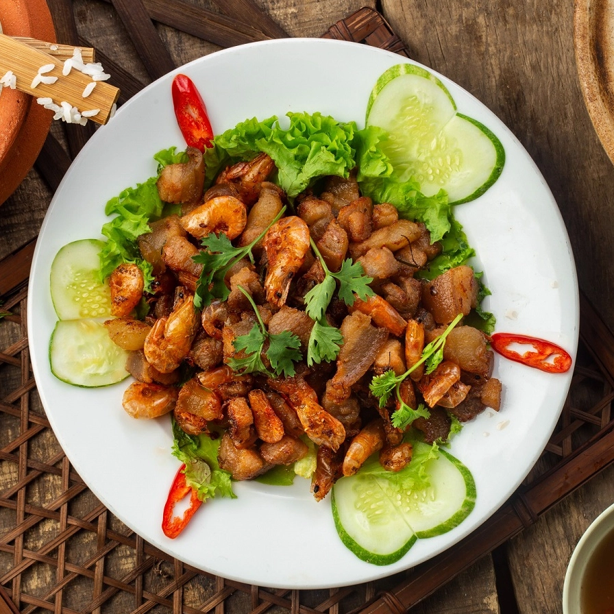 Đĩa tôm rim thịt ba chỉ màu cánh gián bắt mắt rắc thêm chút hành lá