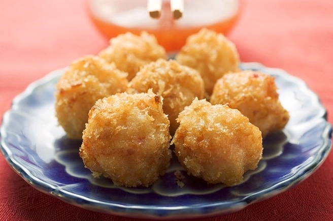 Đĩa tôm viên chiên giòn rụm vàng ươm vô cùng hấp dẫn