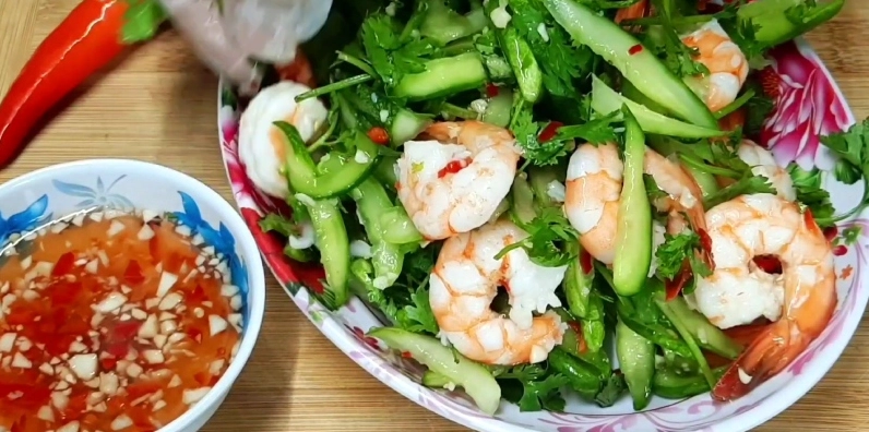 Đĩa tôm xào dưa leo trình bày đẹp mắt trên bàn ăn