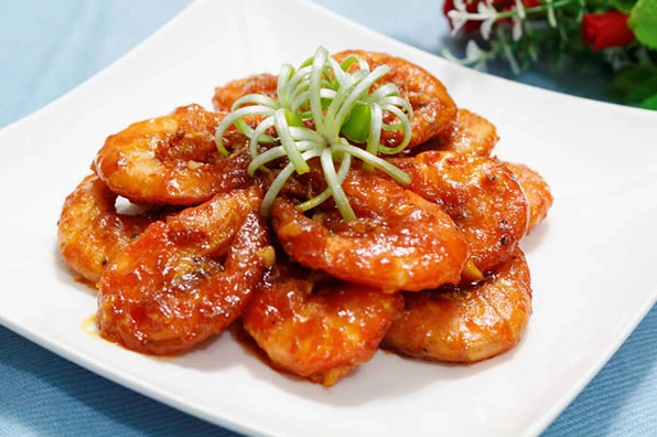Đĩa tôm xào sa tế màu đỏ cam bắt mắt với thịt tôm săn chắc thấm đẫm gia vị