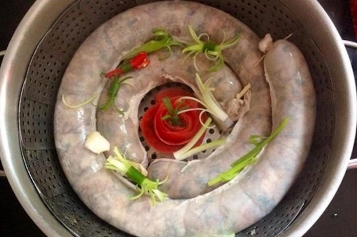 Dồi sụn sau khi hấp chín vớt ra rổ