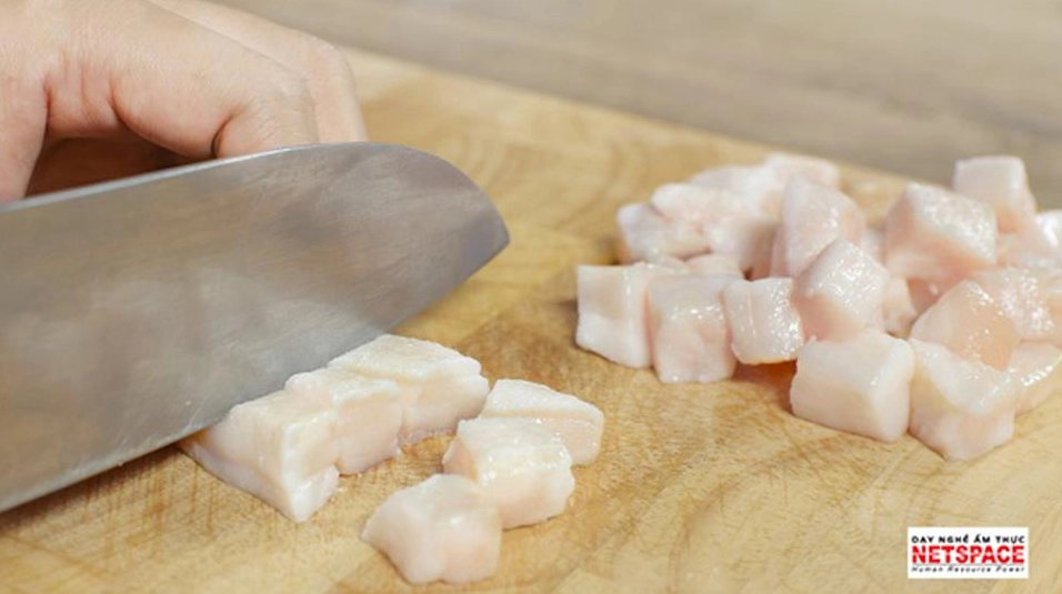 Đòn chả lụa hoàn chỉnh sau khi hấp chín được bóc lá chuối
