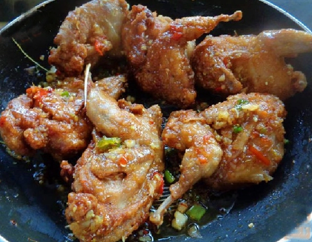 Dọn chim cút chiên xù ra đĩa và thưởng thức cùng nước chấm