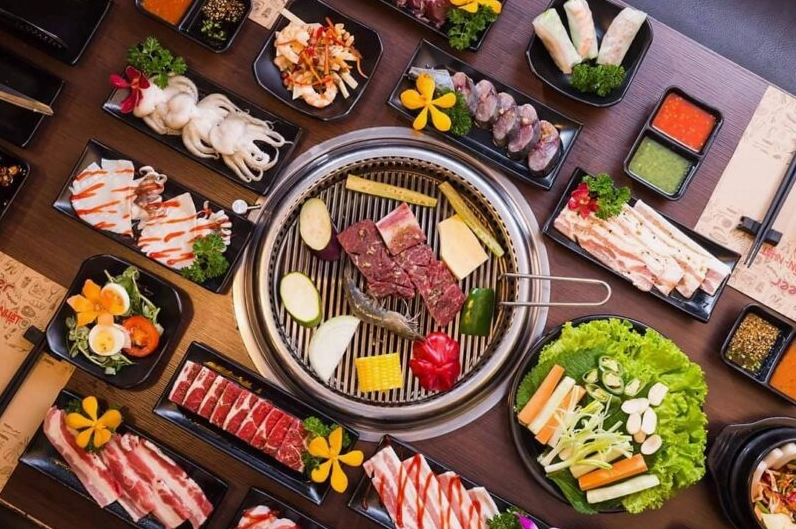 Dọn món cá ngừ kho thơm ra đĩa thưởng thức cùng cơm trắng nóng hổi