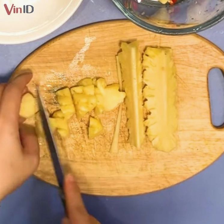 Dứa gọt vỏ bỏ mắt băm nhuyễn để pha cùng mắm nêm tỏi ớt