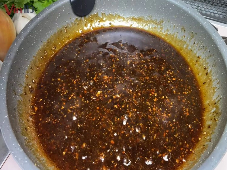 Đun hỗn hợp nước sốt tiêu đen trên chảo nhỏ với lửa vừa khuấy đều tay