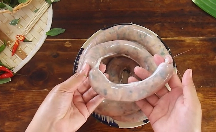 Dùng chỉ buộc chia đoạn dồi sụn