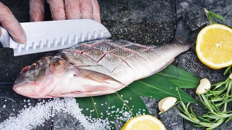 Dùng giấy thấm khô hoàn toàn lượng nước đọng trên mình cá