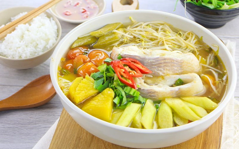 Dùng khoai tây thái lát để hút bớt lượng muối dư thừa trong canh