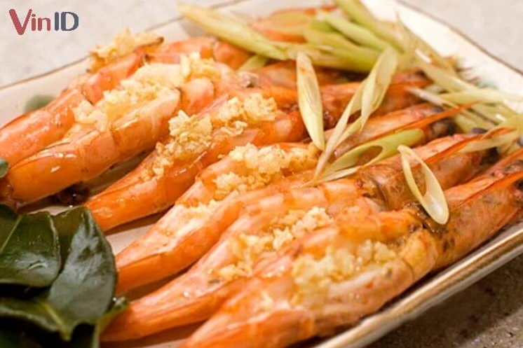 Dùng sả tươi để trang trí cho đĩa tôm hấp bia thêm phần hấp dẫn