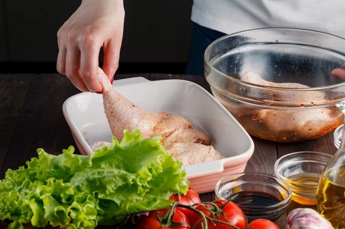 Dùng tay xoa đều hỗn hợp nước sốt lên thịt gà để gia vị thấm đều