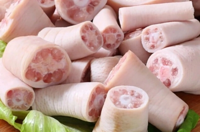 Đuôi heo tươi đã được làm sạch lông và chặt thành từng khúc vừa ăn