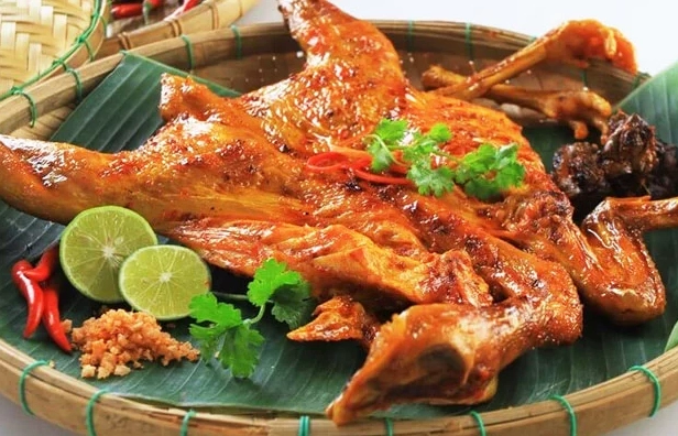 Gà nướng muối ớt vàng ươm hấp dẫn nguyên con
