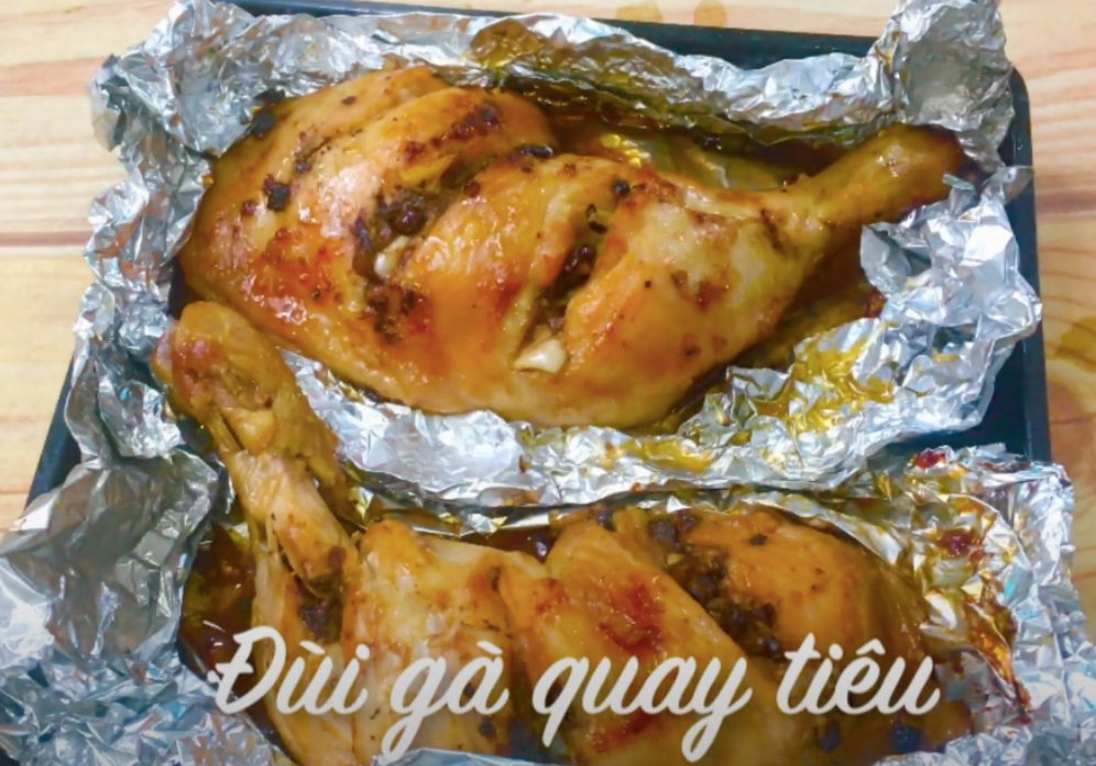 Gà quay tiêu thơm ngon với lớp da vàng óng ả và hương vị đậm đà
