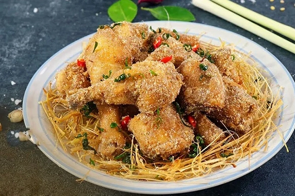 Gà rang muối giòn rụm thơm ngon