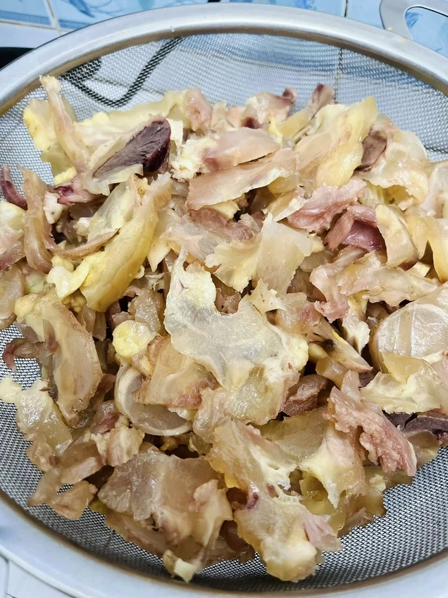 Gân bò luộc chín tới được ngâm nước đá để giữ độ giòn trong