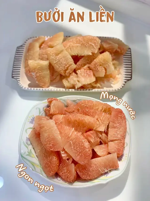 Hai đĩa bưởi đã được bóc vỏ cẩn thận sẵn sàng cho việc trộn gỏi