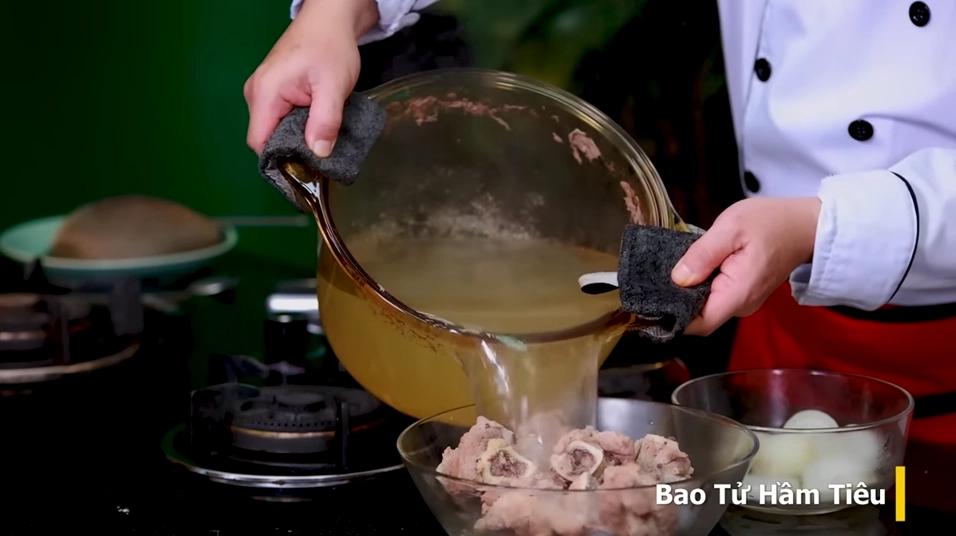 Hầm xương lợn cùng các loại củ để lấy phần nước dùng thanh ngọt tự nhiên