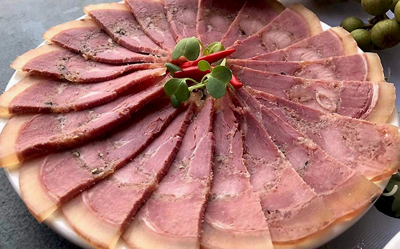 Hấp cách thủy giò me trong nhiều giờ đồng hồ