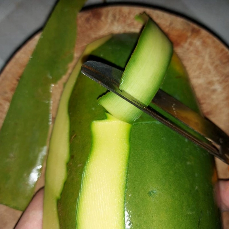 Hình ảnh bước sơ chế đu đủ cắt khúc vừa ăn