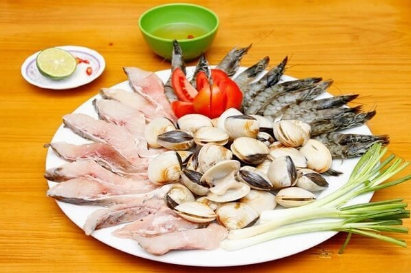 Hình ảnh các loại hải sản tươi sống được bày bán tại chợ