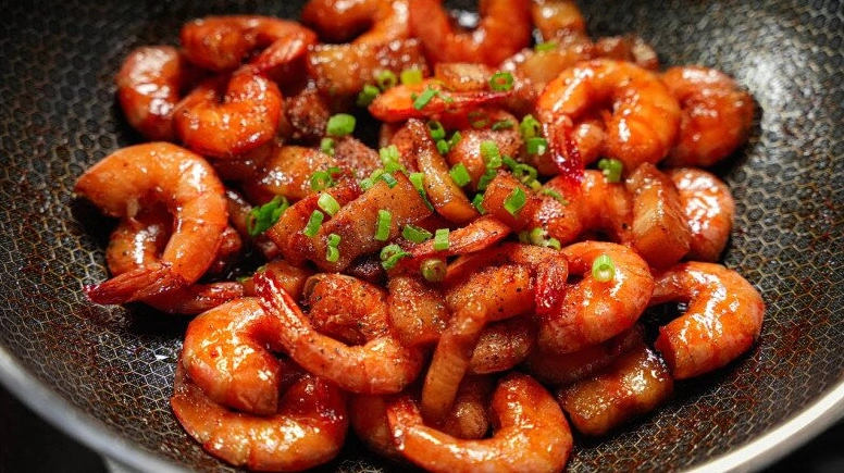 Hình ảnh chảo tôm rang lên màu đỏ đẹp tự nhiên cực kỳ giòn ngon