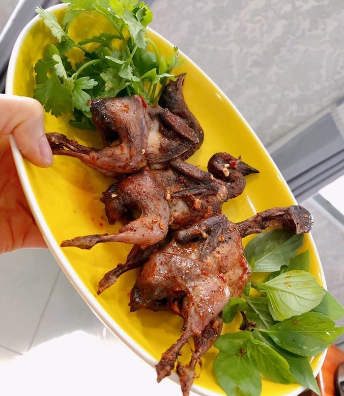 Hình ảnh chim cút sa tế đang được nướng tỏa mùi thơm hấp dẫn