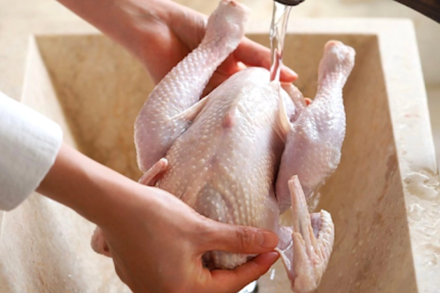 Hình ảnh con gà ta được làm sạch sẽ ráo nước chuẩn bị đem đi ướp gia vị