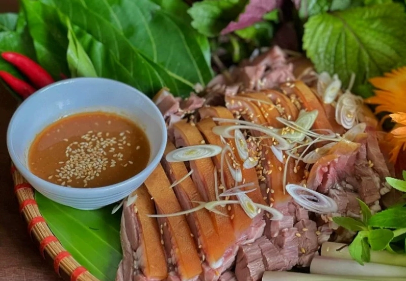 Hình ảnh đặc sản dê ủ trấu đang được ủ trong lớp trấu dày