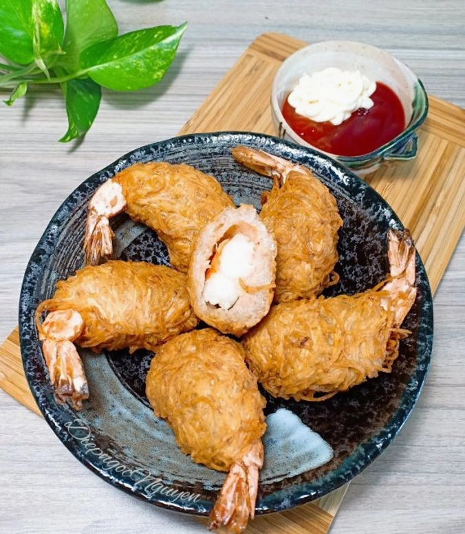 Hình ảnh đĩa khoai môn bọc tôm chiên giòn rụm vàng ươm vô cùng hấp dẫn