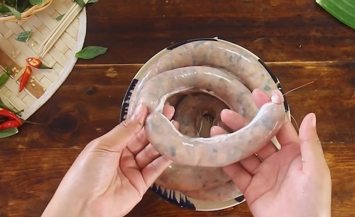 Hình ảnh đoạn dồi sụn sau khi nhồi xong được dùng chỉ buộc lại chia thành các đoạn nhỏ