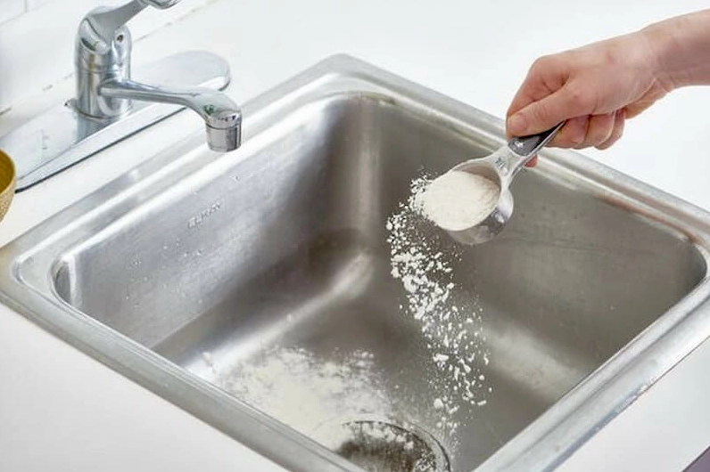 Hình ảnh minh họa cách chữa tắc bồn rửa bát bằng muối và giấm