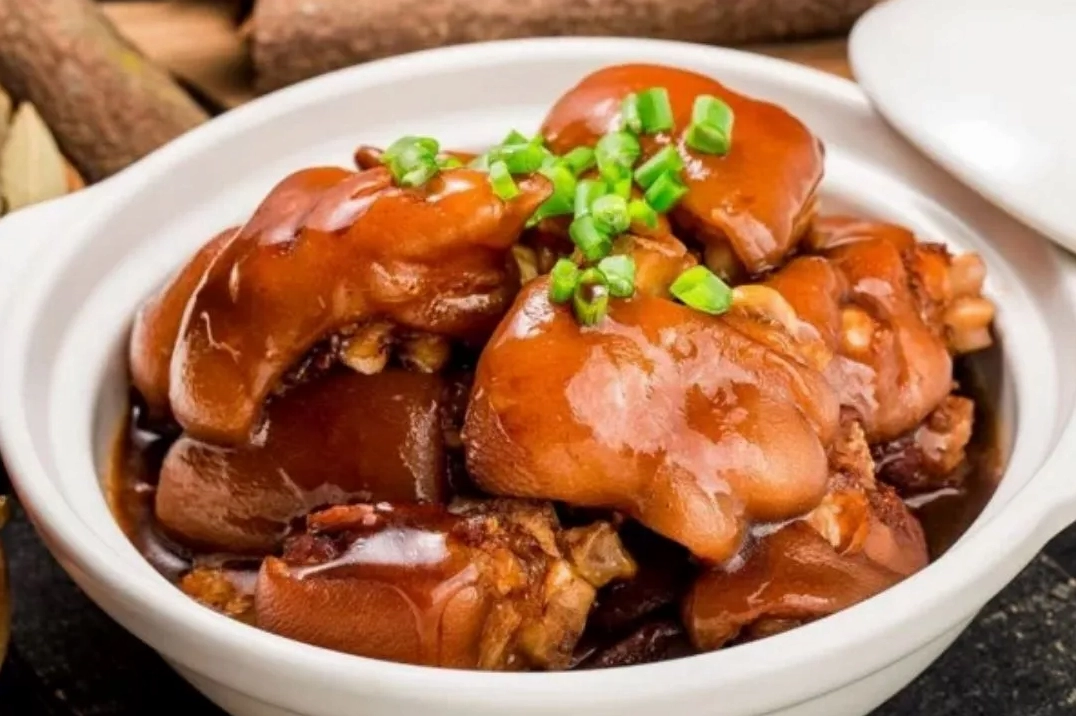 Hình ảnh minh họa cách làm bắp giò hầm thuốc bắc thơm ngon