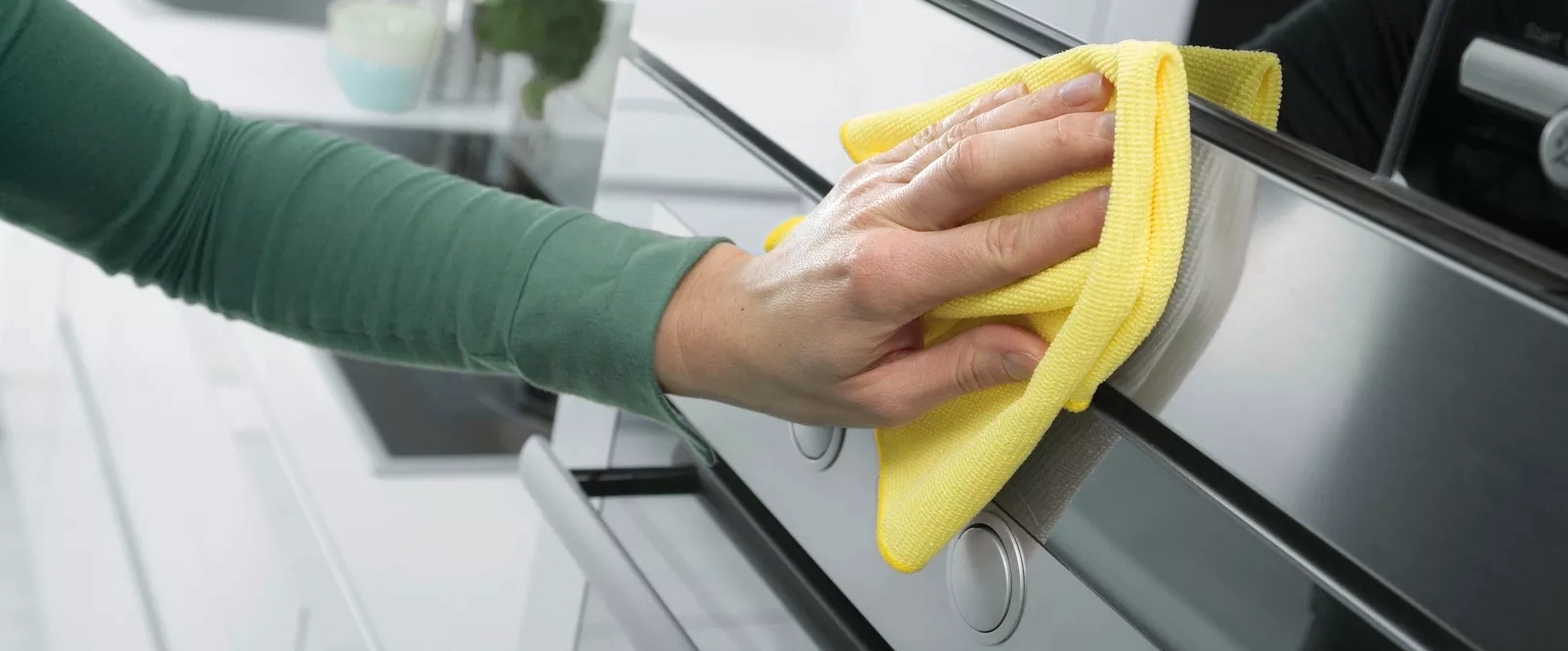 Hình ảnh minh họa quá trình vệ sinh thiết bị lò nướng