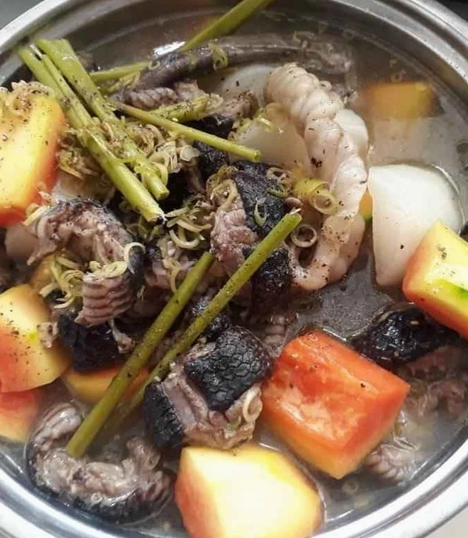 Hình ảnh minh họa thịt rắn đã được sơ chế sạch sẽ chuẩn bị hầm