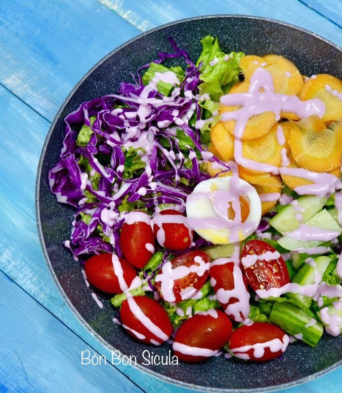Hình ảnh món salad rau củ rưới sốt dâu tằm vô cùng hấp dẫn