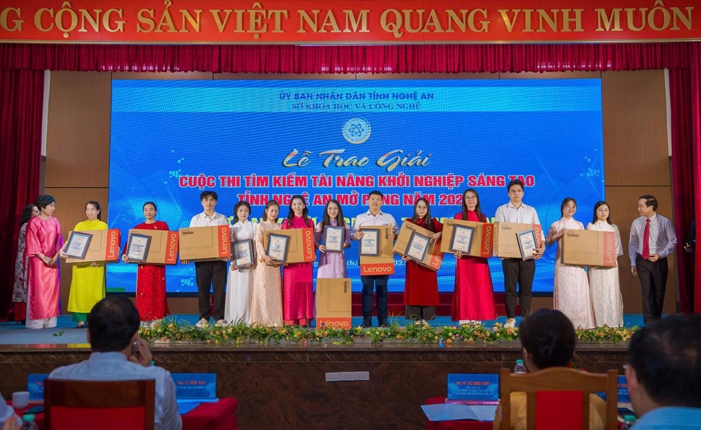 Hình ảnh một gian hàng giới thiệu nông sản thủy sản địa phương